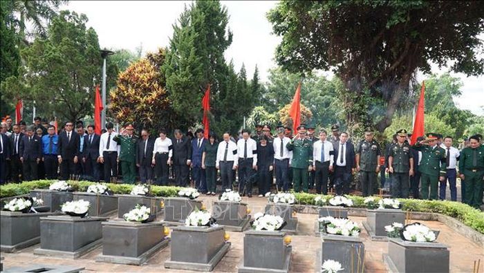 Nghi thức truy điệu, an táng 18 hài cốt liệt sĩ tại Nghĩa trang Liệt sĩ Đức Cơ, tỉnh Gia Lai.