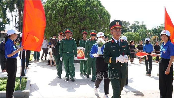 Nghi thức truy điệu, an táng 18 hài cốt liệt sĩ tại Nghĩa trang Liệt sĩ Đức Cơ, tỉnh Gia Lai.