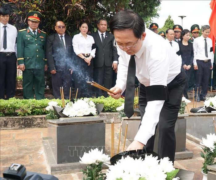 Phó Thủ tướng Chính phủ Hồ Quốc Dũng thắp hương tri ân ác liệt sĩ quân tình nguyện và chuyên gia Việt Nam hy sinh trên đất bạn Campuchia.