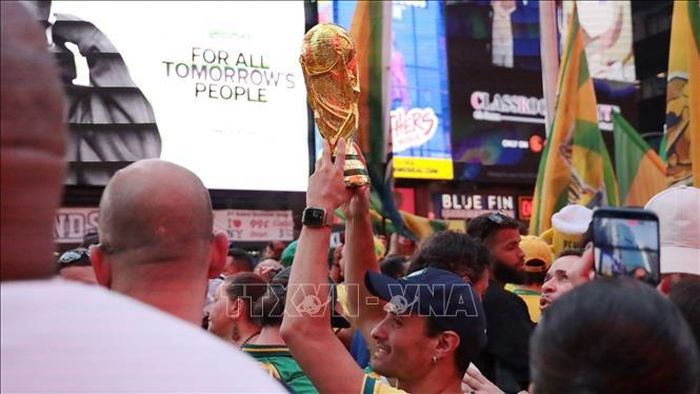Cổ động viên Brazil giương cao chiếc cúp mô hình với niềm hy vọng đội nhà sẽ lần thứ 6 lên đỉnh vinh quang. Ảnh: Thanh Tuấn/Phóng viên TTXVN tại Mỹ