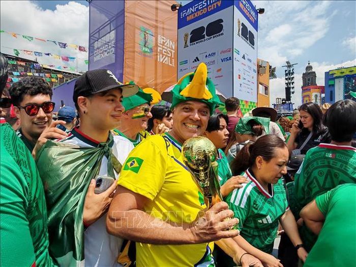 Sắc vàng xanh của Brazil nổi bật giữa biển người hâm mộ quốc tế tại quảng trường Zócalo trong ngày khai mạc World Cup 2026. Ảnh: Phương Lan/PV TTXVN tại Mexico