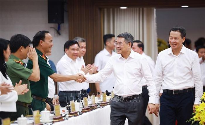 Thủ tướng Lê Minh Hưng với lãnh đạo thành phố Đồng Nai. Ảnh: Dương Giang/ TTXVN