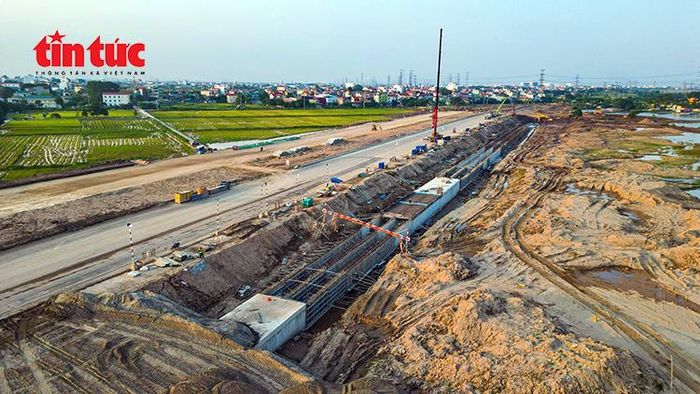 Tuyến đường kết nối đang được thi công song song với các hạng mục chính của quần thể sân vận động Hùng Vương.