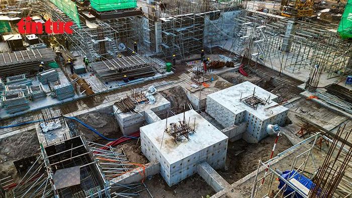 Các cụm móng, cột bê tông và kết cấu khán đài sân vận động Hùng Vương dần lộ diện.