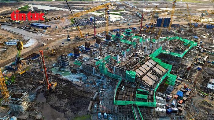 Một phần khán đài sân vận động Hùng Vương đã hình thành các bậc ngồi đầu tiên.