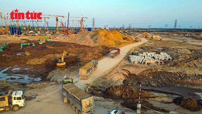 Máy móc, thiết bị cơ giới hoạt động liên tục trên đại công trường sân vận động Hùng Vương.