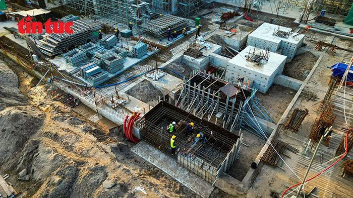 Công nhân và máy móc thi công hệ thống hạ tầng kỹ thuật, thoát nước trong khu vực dự án.