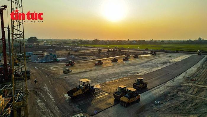Xe lu phục vụ thi công các hạng mục tại công trường.