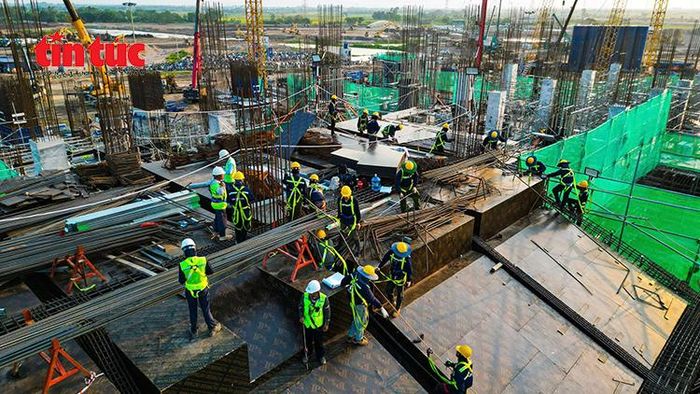 Công nhân thi công cốt thép, cốp pha tại khu vực móng và kết cấu chịu lực của công trình.