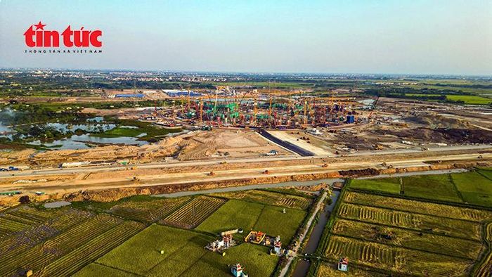 Các hạng mục san nền, lu lèn mặt bằng được triển khai khẩn trương nhằm bảo đảm tiến độ dự án.