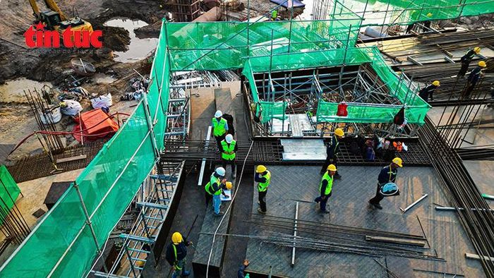 Công nhân làm việc trên cao tại khu vực kết cấu khán đài sân vận động Hùng Vương.