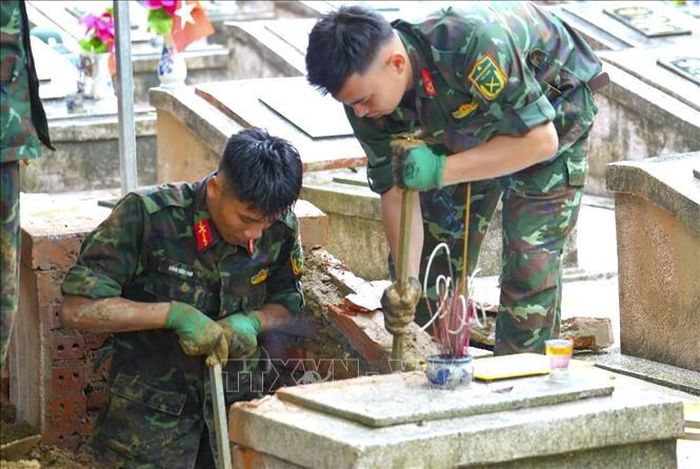 Dù điều kiện khai quật khó khăn, nhiều phần mộ có độ sâu lớn, cán bộ, chiến sĩ vẫn cẩn trọng bóc tách từng lớp đất để tìm kiếm và thu thập mẫu phẩm phục vụ giám định. Ảnh: TTXVN phát