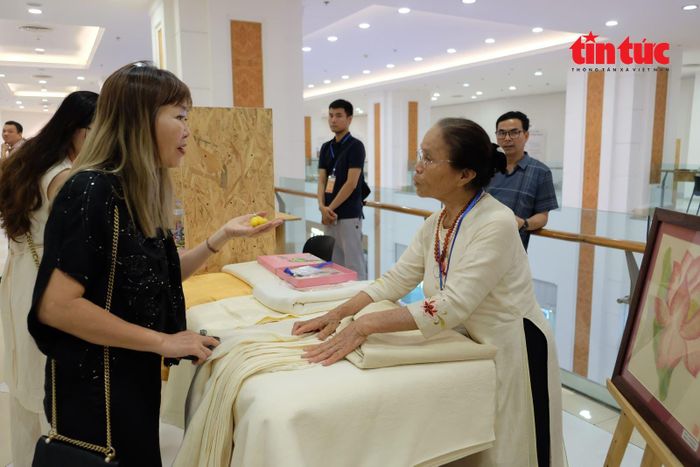 Công chúng có cơ hội khám phá sản phẩm thủ công, gặp gỡ nghệ nhân, trải nghiệm workshop thực hành, tìm hiểu các chất liệu truyền thống...