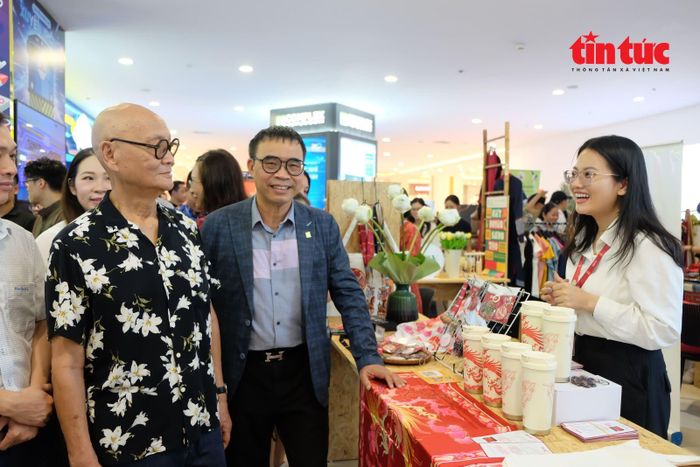 Các sản phẩm gia dụng ứng dụng các họa tiết truyền thống được bày bán tại sự kiện.