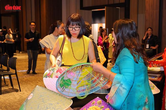 Các bạn trẻ, nhà thiết kế và công chúng trải nghiệm không gian giới thiệu chất liệu, kỹ thuật thủ công.