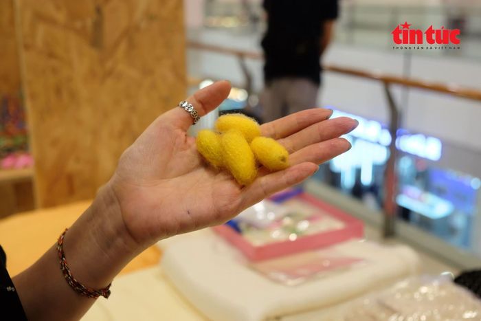 Tơ sen đến từ làng nghề dệt tơ tằm Phùng Xá.