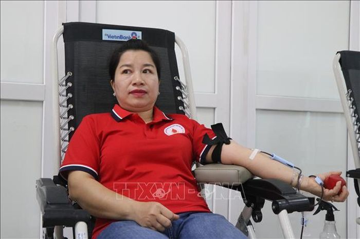 Chị Ngô Võ Hồng Anh (sinh năm 1979, tại phường Tân An, tỉnh Đắk Lắk) nhiều năm gắn bó với hành trình hiến máu cứu người bằng nghĩa cử thầm lặng.