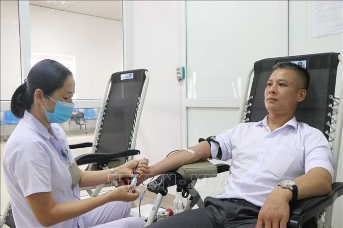 Anh Dương Xuân Thông (sinh năm 1980, phường Buôn Ma Thuột, tỉnh Đắk Lắk) là thành viên Câu lạc bộ nhóm máu hiếm Rh- tỉnh Đắk Lắk, thường xuyên tham gia hiến máu tình nguyện, sẵn sàng sẻ chia những giọt máu quý giá vì người bệnh.