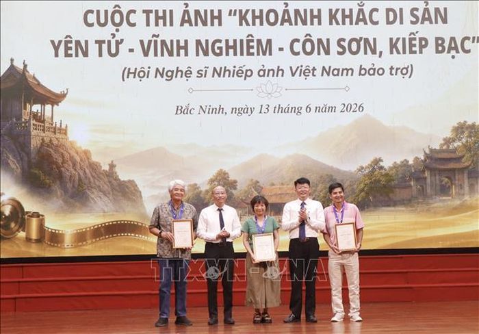 Giám đốc Báo và Phát thanh truyền hình Bắc Ninh Nguyễn Trung Hiền (thứ 2 từ phải) trao giải Ba cho các tác giả. Ảnh: Thái Hùng/TTXVN