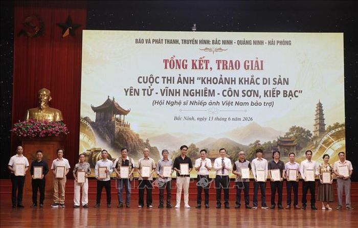 Ban tổ chức trao giải Khuyến khích cho các tác giả. Ảnh: Thái Hùng/TTXVN
