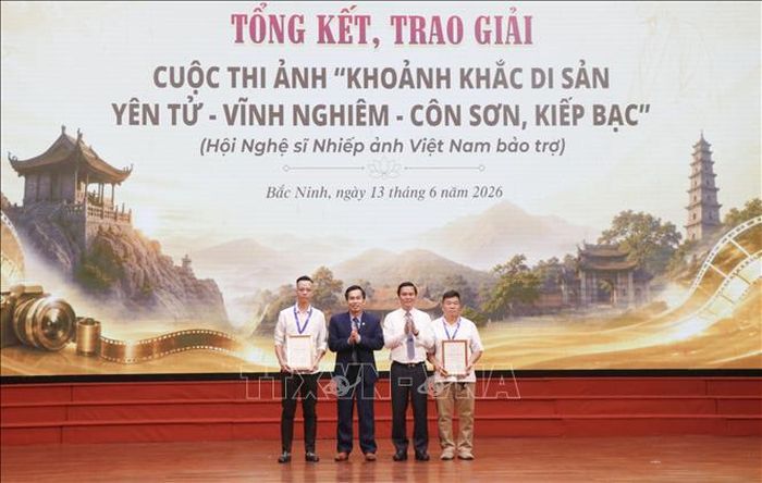 Phó Chủ tịch UBND tỉnh Bắc Ninh Lê Xuân Lợi (thứ 2 từ phải) trao giải Nhì cho các tác giả. Ảnh: Thái Hùng/TTXVN