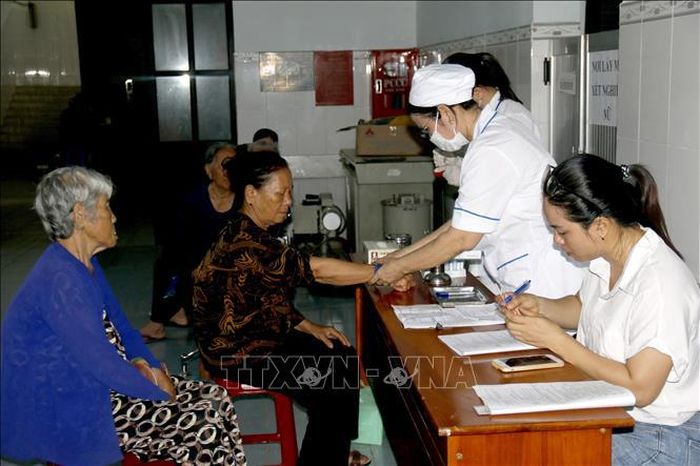 Trung tâm Y tế Quân dân y đặc khu Phú Quý triển khai khám sức khỏe miễn phí cho người cao tuổi.