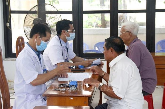 Trung tâm Y tế Quân dân y đặc khu Phú Quý triển khai khám sức khỏe miễn phí cho người cao tuổi.