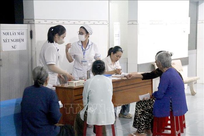 Trung tâm Y tế Quân dân y đặc khu Phú Quý triển khai khám sức khỏe miễn phí cho người cao tuổi.