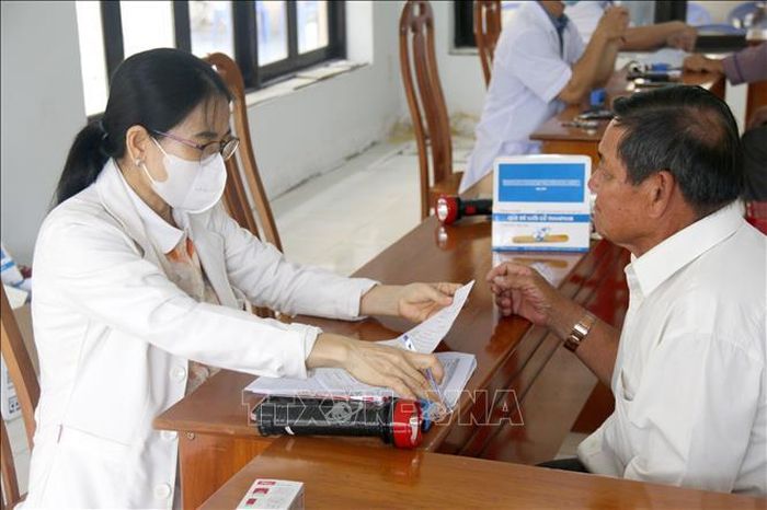 Trung tâm Y tế Quân dân y đặc khu Phú Quý triển khai khám sức khỏe miễn phí cho người cao tuổi.