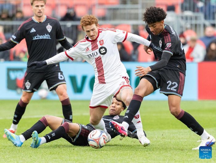 Lucas Herrington (áo đen số 22) tranh bóng với Josh Sargent của Toronto FC trong trận đấu thuộc mùa giải thường niên Major League Soccer (MLS) năm 2026. Ảnh: THX