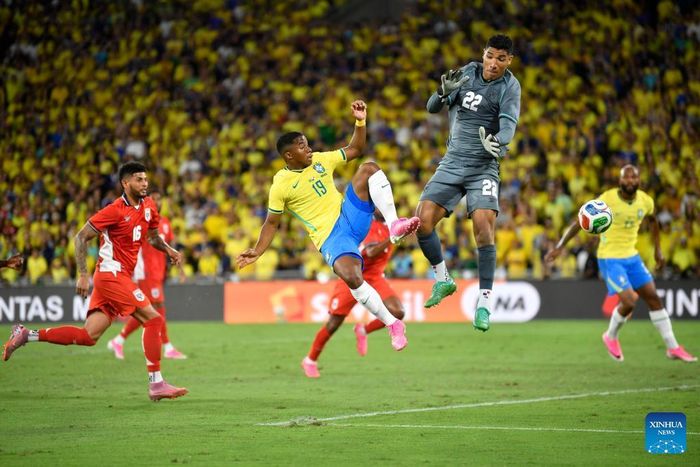 Endrick (giữa) của Brazil tranh bóng với thủ môn Orlando Mosquera của Panama trong trận đấu giao hữu bóng đá giữa Brazil và Panama tại Sân vận động Maracana ở Rio de Janeiro tháng 5/2026. Ảnh: THX