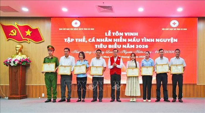 Phó Chủ tịch UBND tỉnh Cà Mau Ngô Vũ Thăng trao tặng Bằng khen của Chủ tịch UBND tỉnh cho các gia đình, cá nhân hiến máu từ 20-30 lần.