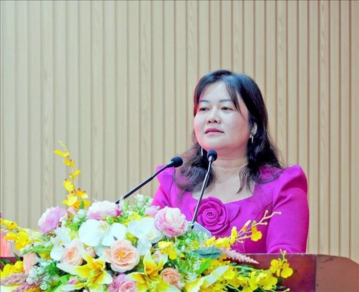 Phó Chủ tịch Ủy ban MTTQ Việt Nam tỉnh Cà Mau Võ Thị Ngọc Hân nhiệt liệt biểu dương và chúc mừng các tập thể, cá nhân được tôn vinh.