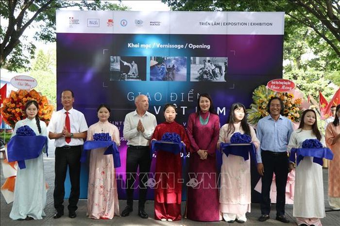 Đại biểu cắt băng khai mạc triển lãm.