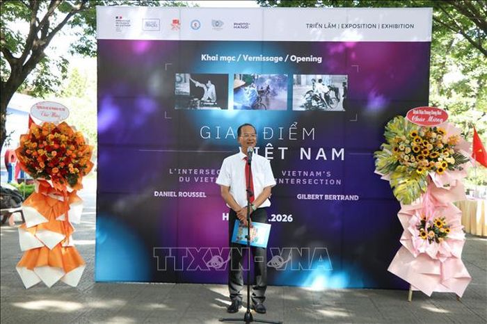 Giám đốc Trung tâm Bảo tồn di tích cố đô Huế Hoàng Việt Trung phát biểu tại triển lãm.
