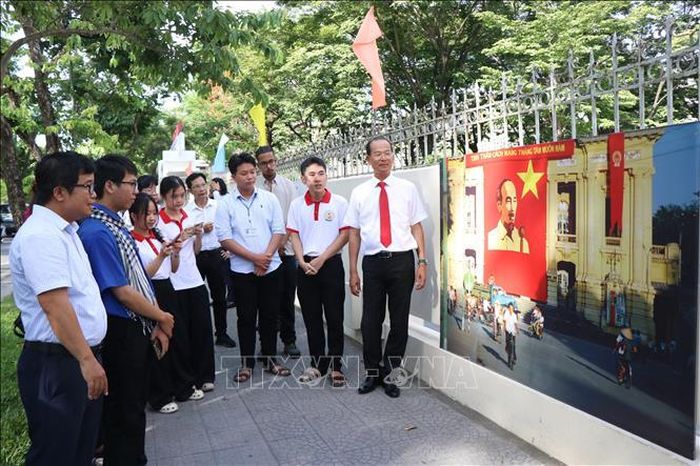 Khách tham quan triển lãm.
