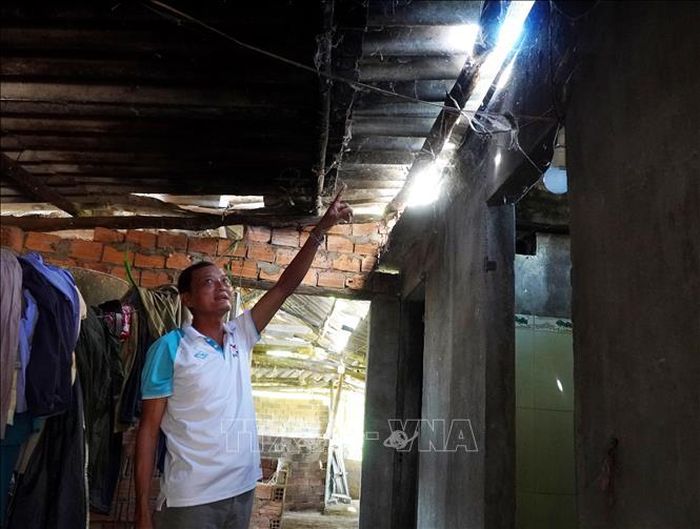 Nhiều vị trí trên mái tôn bị thủng khiến nhà ở bị thấm dột, người dân sinh hoạt bất tiện.