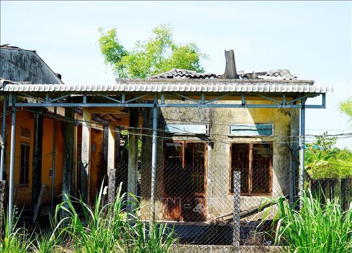 Nhà cửa của người dân bị xuống cấp trầm trọng vì không thể sửa chữa.