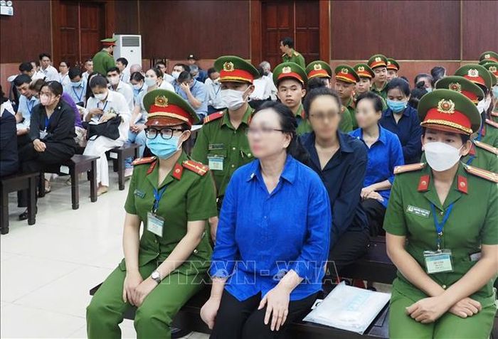 Bị cáo Trương Mỹ Lan cùng các đồng phạm tại phiên tòa ngày 25/3/2025. Ảnh: Hồng Giang/TTXVN