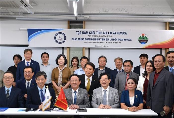 Các đại biểu chụp ảnh lưu niệm.