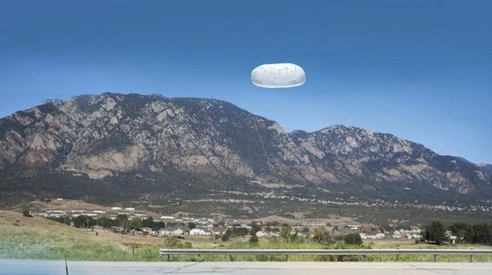 Bức tranh minh họa về sự kiện năm 2022 có khả năng liên quan đến UAP (Hiện tượng dị thuờng không xác định) hình củ khoai tây được ghi nhận gần Colorado Springs, Colorado. Ảnh: Bộ Quốc phòng Mỹ - www.war.gov/UFO/