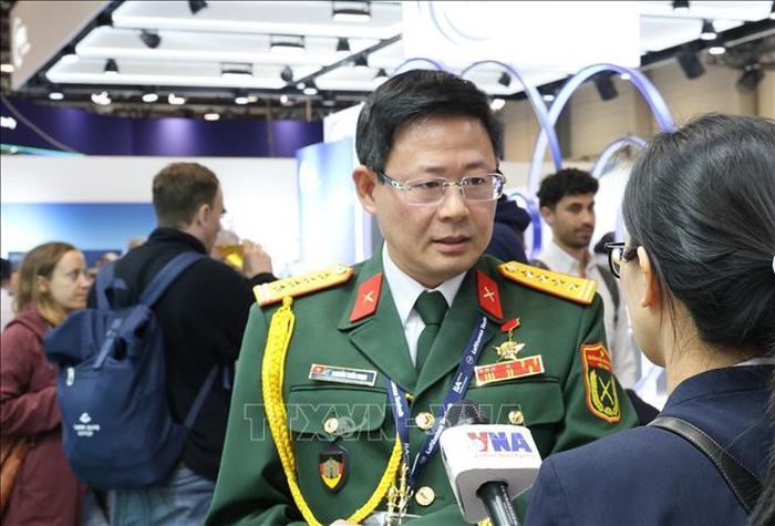Đại tá Nguyễn Tuấn Minh, Tùy viên Quốc phòng Việt Nam tại Đức, trả lời phỏng vấn TTXVN tại ILA 2026. Ảnh: Thu Hằng/PV TTXVN tại Đức
