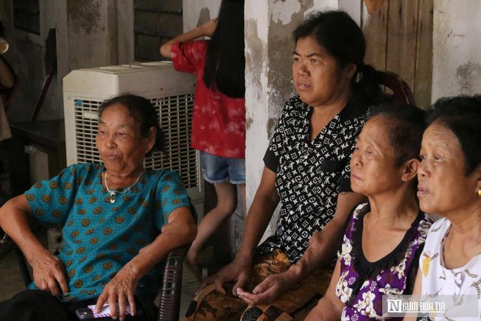 Họ coi nhau như những người thân trong gia đình, hỗ trợ nhau trong thời gian điều trị. Khi rảnh rỗi, họ quây quần kể cho nhau nghe về chuyện đời của mình. Đôi lúc đêm khuya có người trong xóm ốm nặng, họ lại í ới gọi nhau để đưa người đi cấp cứu. Những bệnh nhân này có thể thiếu sức khỏe, thiếu tiền bạc nhưng sống với nhau đầy nghĩa tình. Cứ thế họ nương tựa vào nhau, dìu nhau mà sống từ ngày này qua tháng khác. Và may mắn thỉnh thoảng có các nhà hảo tâm nấu những suất ăn miễn phí, những phần quà nhỏ để giúp những người chạy thận có thêm động lực để chiến thắng bệnh tật.