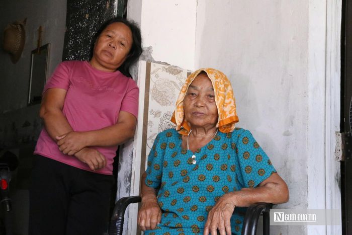 5 năm chạy thận, trên tay bà Đặng Thị Ba, 73 tuổi, trú xã Quan Thành, tỉnh Nghệ An tay chi chít những vết tiêm nổi từng cục. Trời nắng, người phụ nữ này liên tục lấy khăn nhúng nước lạnh rồi vắt lên đầu để hạ nhiệt. “Người mệt vì bệnh tật, trời lại nắng nóng, ăn uống kém, người mệt lả, có khi ngất xỉu. Nắng này tôi vắt khăn liên tục để trùm lên đầu và làm mát người, nhưng được một lúc rồi lại nóng”, bà Ba tâm sự.