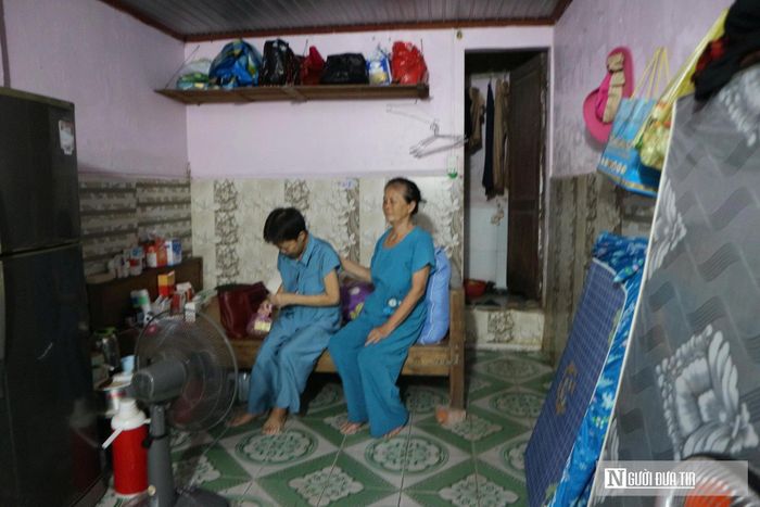 Ở xóm chạy thận này, có nhiều người đến sinh sống rồi ra đi... vĩnh viễn, nhưng hơn hết, nơi đây luôn chứa đựng tình người. Họ yêu thương, đùm bọc, nương tựa nhau, dìu dắt nhau cùng sống lạc quan. Có lẽ vì đồng cảm nên họ xem nhau như người thân trong gia đình, giúp đỡ và chia sẻ cùng nhau mọi vui buồn trong cuộc sống. Đối với những bệnh nhân suy thận giai đoạn cuối, bệnh viện chính là nhà của họ và xóm trọ nghèo này chính là một gia đình.