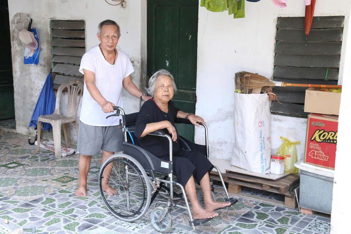 Đây là năm thứ 4, bà Nguyễn Thị Phúc, 79 tuổi, quê xã Quỳnh Anh vào bệnh viện ở phường Vinh Hưng chữa bệnh. Từ khi bà đi chạy thận, ông Phạm Thế - chồng bà - cũng khăn gói vào để chăm vợ. Đôi mắt của bà Phúc đã không còn nhìn thấy ánh sáng nhiều năm nay. Mọi việc chăm sóc bản thân đều nhờ cả vào chồng. Mặc dù sức khỏe yếu vì bệnh suy tim, một mắt đã hỏng nhưng ông Thế vẫn tận tụy chăm sóc người vợ của mình. Họ cùng yêu thương chăm sóc nhau để vượt qua bạo bệnh.