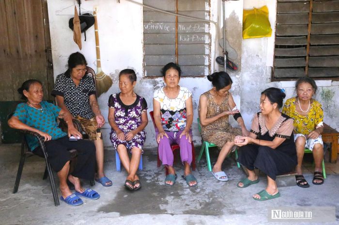 Trên khuôn mặt của những người bệnh hiện rõ sự mệt mỏi. Nhiều năm chống chọi với bệnh tật đã khiến sức khỏe và kinh tế của các bệnh nhân và gia đình họ nơi đây dần cạn kiệt. Bởi vậy, đợt nắng nóng kéo dài càng khiến cuộc sống vốn khó khăn thêm phần vất vả.