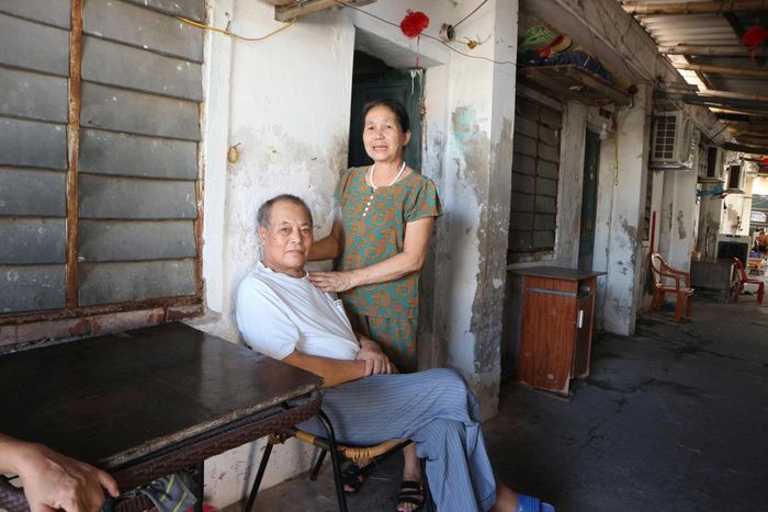 Cũng giống bà Phúc, đây là năm thứ 4, ông Nguyễn Bá Quỹ, 74 tuổi, trú tại huyện Anh Sơn cũ, xuống bệnh viện Đa khoa Thành phố Vinh cơ sở 2 để điều trị. Từ khi ông phát hiện bệnh, người vợ đành rời bỏ làng quê xuống phố để chăm sóc chồng. “Con cái hiện tại đều có cuộc sống riêng, đều bận rộn. vợ chồng già đành nương tựa vào nhau. May mắn từ khi bị bệnh, vợ tôi luôn đồng hành cùng chồng. Thỉnh thoảng các con, các cháu vô thăm là thấy vui rồi. Trong xóm trọ này còn có nhiều hoàn cảnh khó khăn lắm. Có những người trẻ, tương lai rực rỡ ở phía trước tự nhiên phát hiện mắc bệnh thận giai đoạn cuối. Thương lắm!”, ông Quỹ chia sẻ.