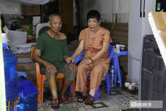 Do bệnh tật phải điều trị kéo dài, nhiều bệnh nhân phải vào viện một mình. Họ tự lo cuộc sống hằng ngày, tự mình vào viện điều trị mà không cần người thân bên cạnh chăm sóc. Nhưng chính tình người ở xóm trọ đã khiến cho họ cảm thấy không cô độc.