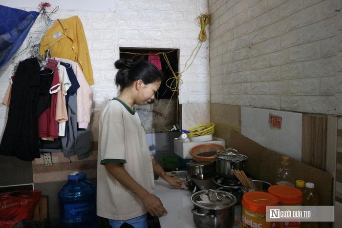 Cách đây 7 năm, sau khi tốt nghiệp đại học Vinh, chuyên ngành kế toán, chị Nguyễn Thị Ngọc Ánh, 29 tuổi, tìm được việc làm ở một công ty trên địa bàn tỉnh Nghệ An. Đang làm việc thì bỗng nhiên chị bị co giật và được mọi người đưa đến bệnh viện. Sau khi nhập viện và làm các xét nghiệm, các bác sĩ thông báo chị bị suy thận giai đoạn cuối. Thương con, bố của chị Ánh cũng vào thành phố thuê trọ để tiện bề chăm sóc. Để có thêm thu nhập, ông đi làm bảo vệ để trang trải cuộc sống và thuốc men cho con. “Tôi thật sự rất sốc lắm, suy sụp. Từ đó đến nay tôi phải thuê phòng trọ gần bệnh viện để thuận tiện cho việc vào viện lọc máu 3 lần mỗi tuần. Các bạn của tôi học xong đều có công việc ổn định, đã lập gia đình. Còn bản thân tôi vẫn đang phải bám bệnh viện để chữa bệnh. May mắn ở xóm trọ này những người đồng cảnh luôn chăm sóc, yêu thương, chia sẻ với nhau, coi nhau như gia đình nên cũng vơi bớt nỗi nhớ nhà”, chị Ánh nghẹn ngào tâm sự.